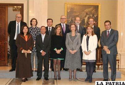 Ivet Loredo, (primera izq, abajo) junto a otras personalidades en la entrega de los Premios Reina Sofía 2013