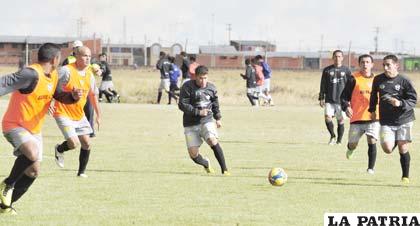 Los “santos” ayer sostuvieron una práctica de fútbol para definir el once principal