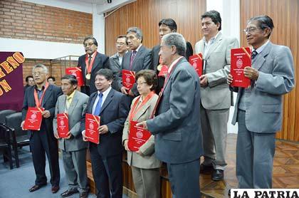 Personalidades y representantes institucionales que recibieron el Premio “Orgullo Orureño”