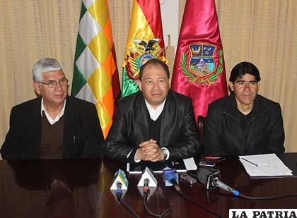 Tres ministros arribaron a Oruro para solucionar conflicto minero