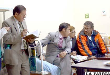 Francisco Terán (der.) junto a sus abogados defensores