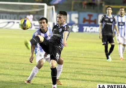 Miguel Callejón domina el esférico ante la marca del rival