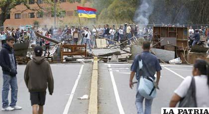 Estudiantes y policías venezolanos se enfrentaron nuevamente