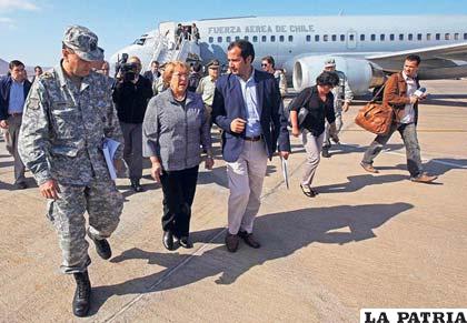La presidenta de Chile visita una de las regiones de Iquique, fuertemente remecida por el terremoto que azotó Chile el martes en la noche
