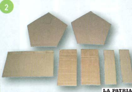 PASO 2
Realizar los siguientes moldes: Base, vista frontal, trasera, 2 laterales y el techo.
