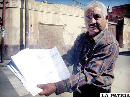 Nicanor Reynaga muestra documentos de impugnación