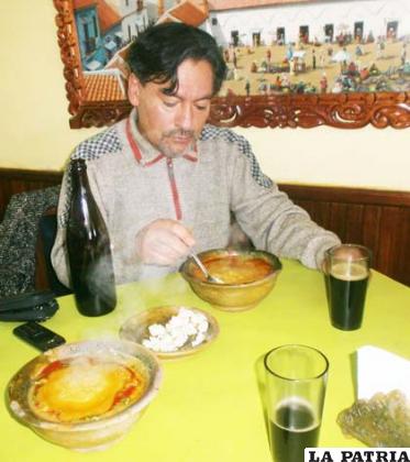 Víctor Montoya sirviéndose un plato de k’alapurka