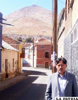 El autor de la crónica en Potosí, al fondo el Cerro Rico