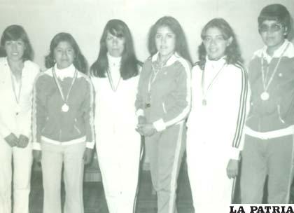 Deportistas orureños junto a las cochabambinas en los Juegos Deportivos Universitario de 1979