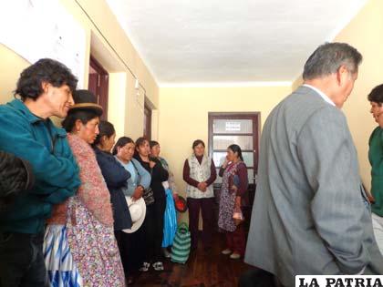 Padres del Liceo “Pantaleón Dalence” exigen más ítems para designación de 
profesores
