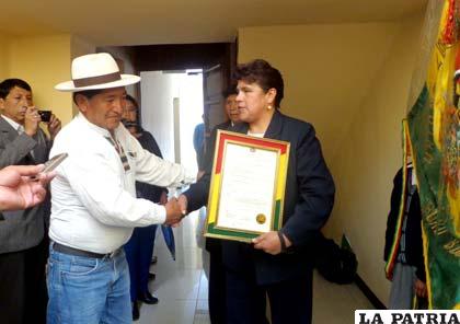 Directora de la escuela “Mejillones 1” recibe reconocimiento de manos del diputado Freddy Huayta