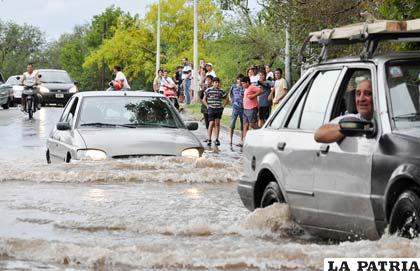 Familias son evacuadas por inundaciones en Argentina