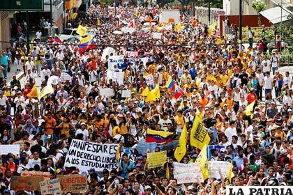 Universitarios venezolanos en marcha de protesta