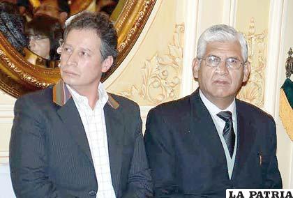 El nuevo ministro de Minería, César Navarro junto al saliente Mario Virreira