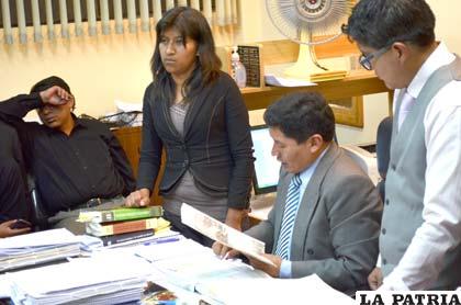 El juez Jiménez revisa una nota de periódico que fue presentado en la audiencia