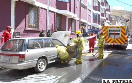 El vehículo en llamas fue sofocado por los bomberos