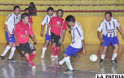 Una acción del partido que empataron Coremmin y Noe Cris