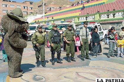 Paquito observa a sus camaradas participar en juegos recreativos