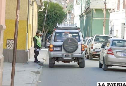 Metros después se encontró con una efectiva policial