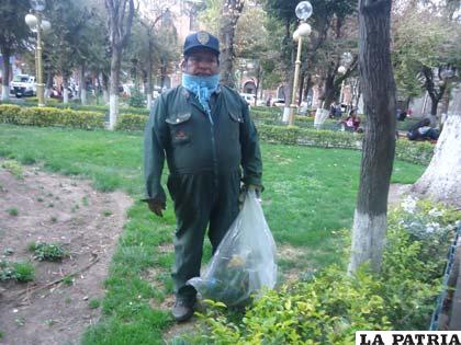 El único jardinero de esta plaza, Bernancio Itamari
