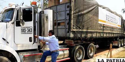 Camión que transporta 52 toneladas de papel periódico