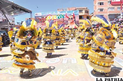 La Morenada Central durante su participación en el Carnaval