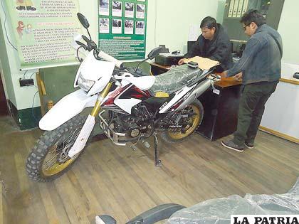 Una de las motos que se compró con el dinero robado