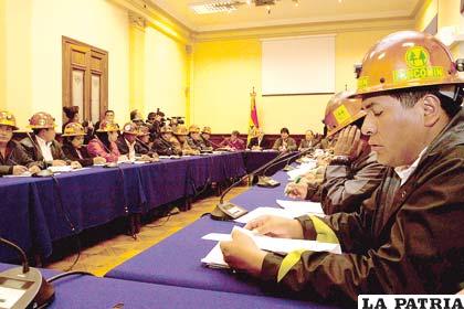 Diálogo entre cooperativistas mineros y representantes del Gobierno