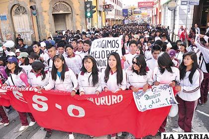 Marcha de estudiantes que derivó en contradicciones