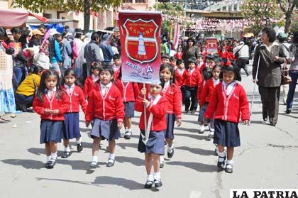 Niños rindieron homenaje a los 83 años de su escuela