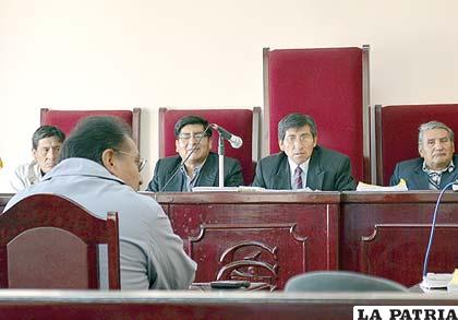 El gobernador Tito responde ante la atención de los jueces