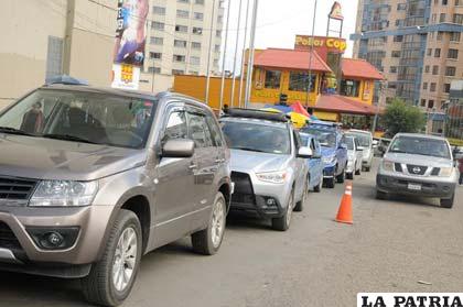 Largas filas se observaron en el último día de inspección vehicular