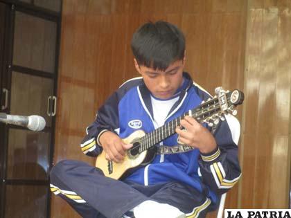 Erick Valdivia hizo vivir con las melodías de su charango