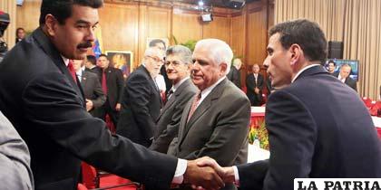 Nicolás Maduro saluda al opositor Henrique Capriles