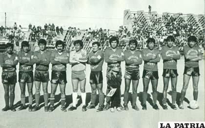 Jugó con España FC el Interbarrios. Heriberto Nattes con el cintillo de capitán (centro)