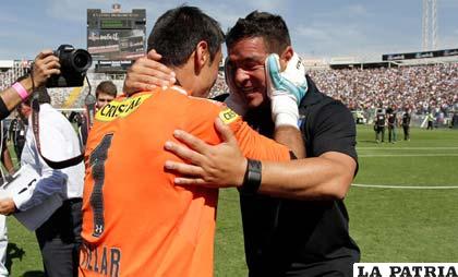 Justo Villar, el arquero de Colo Colo, celebra el título junto al entrenador Héctor Tapia