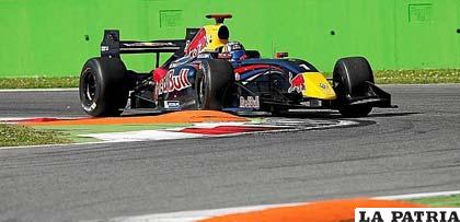 El coche de Sainz en plena competencia