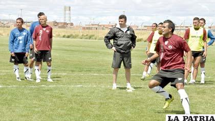 A Baldivieso se le complica un poco el panorama para armar el equipo titular