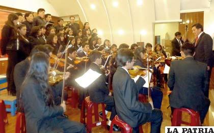 Orquesta Filarmónica y Coro de la UTO se presentaron ayer en concierto
