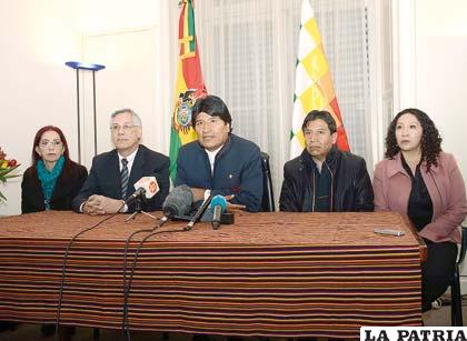 El Presidente Morales junto a los integrantes de la comisión que entregó la memoria boliviana en La Haya