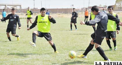 Bravo intenta rematar ante la marca de Torrico, ocurrió en el entrenamiento de ayer