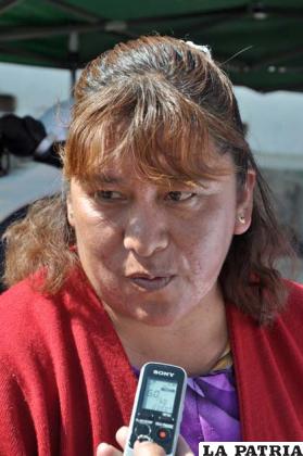 JULIA GÓMEZ: Lo bueno de la feria es que nos permite llevar pejerrey fresco, según indican las señoras es la pesca de ayer y otras dicen de hoy, y vemos como son de grandes y bonitos, pero el precio es el mismo que en el mercado, y tenemos que ir a escamar todavía, pero creo que las autoridades tienen que impulsar este tipo de actividades para el beneficio de nosotras las amas de casa, que somos las que compramos en los mercados, porque a veces no sabemos de dónde traerán sus pescados y si estos están bien o no.