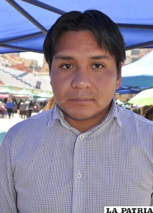 ISAAC FLORES: Estos camarones traemos desde Perú, y cumplimos con todos los controles sanitarios, son saludables y certificados, en Oruro solo somos dos distribuidores, en la feria trajimos variedad de productos como bacalao. Estos productos son altamente demandados por la población, en esta temporada de Semana Santa, sólo llega el producto fresco para esta temporada cuando existe mayor consumo de alimento marino, la gente ya conoce nuestros productos y los buscan, por ello es que participamos de la feria año tras año.