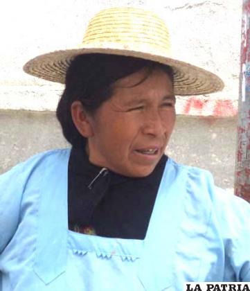 ERMINIA TORIBIO: Estamos comprando el pejerrey a precios más económicos que en el mercado, aunque la calidad parece ser la misma, nosotros vendemos el plato de pejerrey todo el año entre 10 y 15 bolivianos, pero el kilo nos venden las comerciantes a 40, 50 y hasta 70 bolivianos en algunas épocas del año, y ahora estamos encontrando desde 25 bolivianos eso es lo que estamos aprovechando, sería interesante que esta feria se desarrolle con mayor frecuencia todo el año o al menos mientras se tenga producción en Oruro.