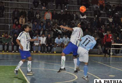 Una acción del partido en el cual venció Coremmin a Saavedra