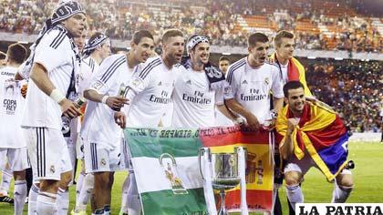 Los jugadores del Real Madrid con el trofeo de campeones de la Copa del Rey