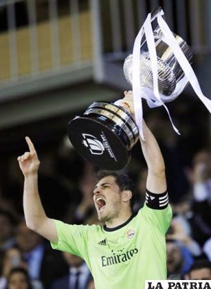 Casillas levanta el trofeo
