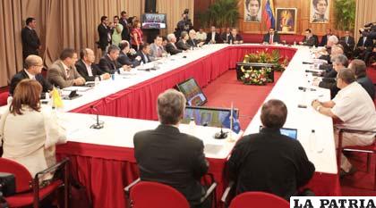 Continúa el diálogo entre opositores y gobernantes en Venezuela