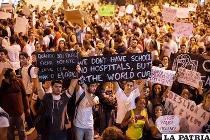 Brasileños en contra de la realización del mundial
