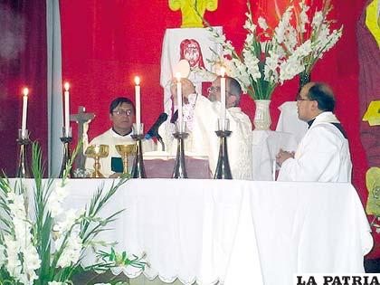 Obispo Cristóbal Bialasik en el momento de recordar la Última Cena